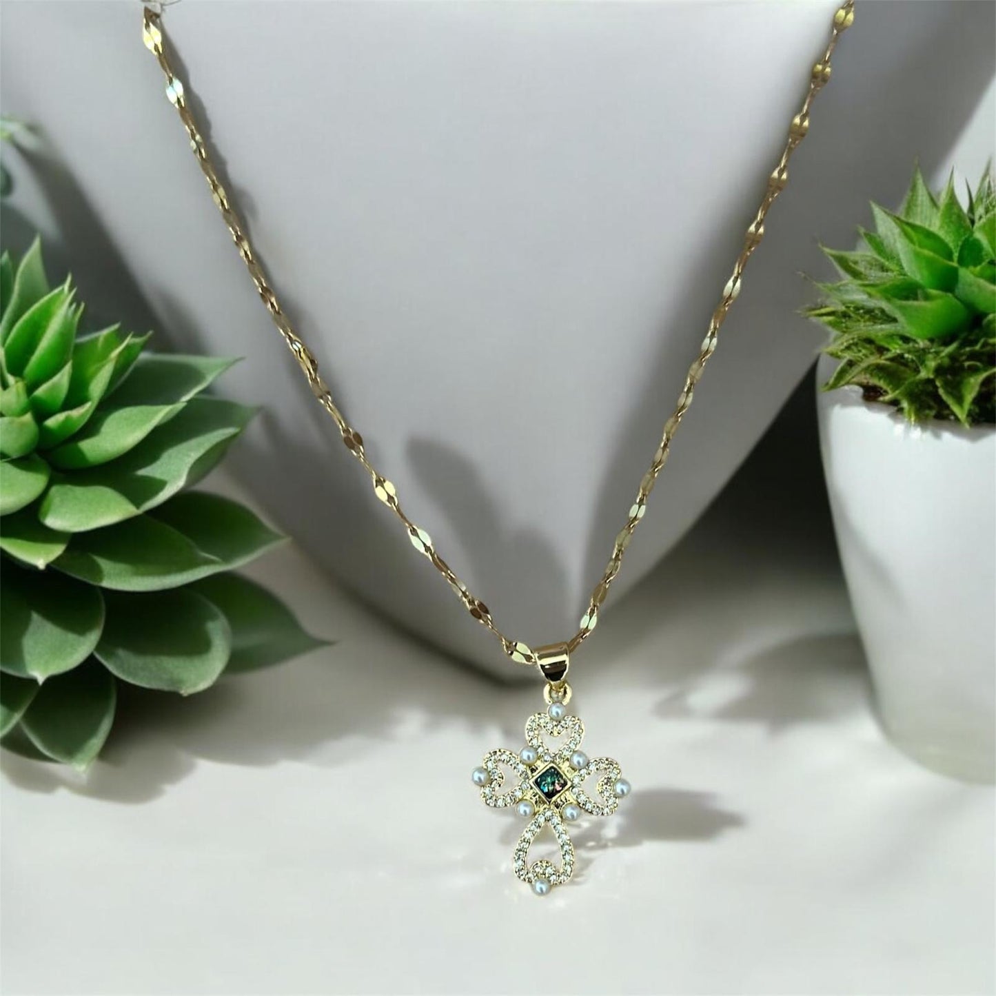 Sublime éclat : Shalom Croix Strass et Verte en Laiton Plaqué Or 18K ✨