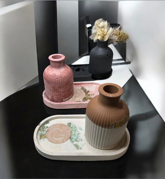 Ensemble plateau et vase en Jesmonite – Élégance et artisanat